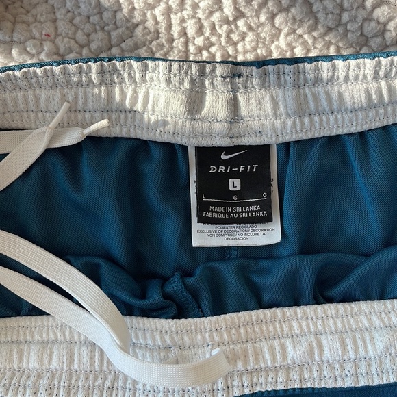 Nike Dry-Fit Football Shorts. Size: Large - Picture 5 of 5